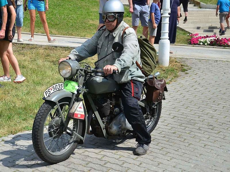 Přehlídka veteránů na Arnice v Mariánských Lázních. Sanitka Cadillac