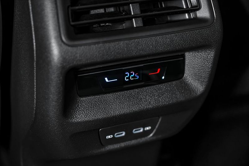 Volkswagen Tayron 2,0TDI DSG 7míst Matrix Ergo 3 - fotka 17 z 20