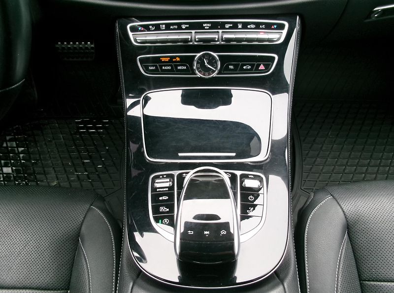 Mercedes-Benz Třídy E (2019) E 400D 4MATIC ALLTERRAIN - fotka 19 z 53