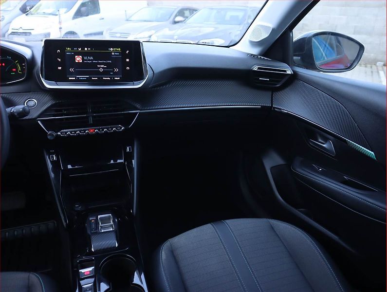 Peugeot 208 (2022) Allure 50 kWh, SoH 100% - fotka 8 z 23
