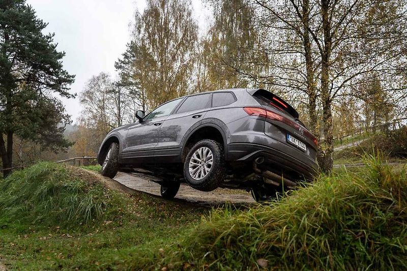 Na stejnou terénní trať se při prezentaci vydávaly auta VW z nejrůznějších kategorií.