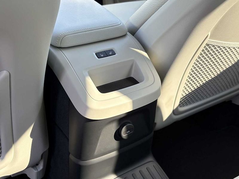 Volvo XC60 PLUS T6 AWD PHEV ACC,BLIS - fotka 10 z 22
