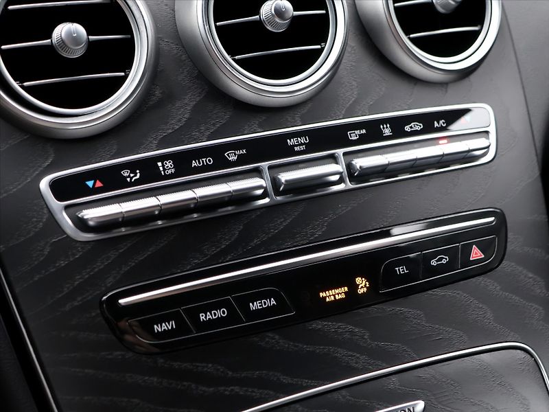 Mercedes-Benz Třídy C 2,0 300de 143kW AMG Night LED - fotka 28 z 40