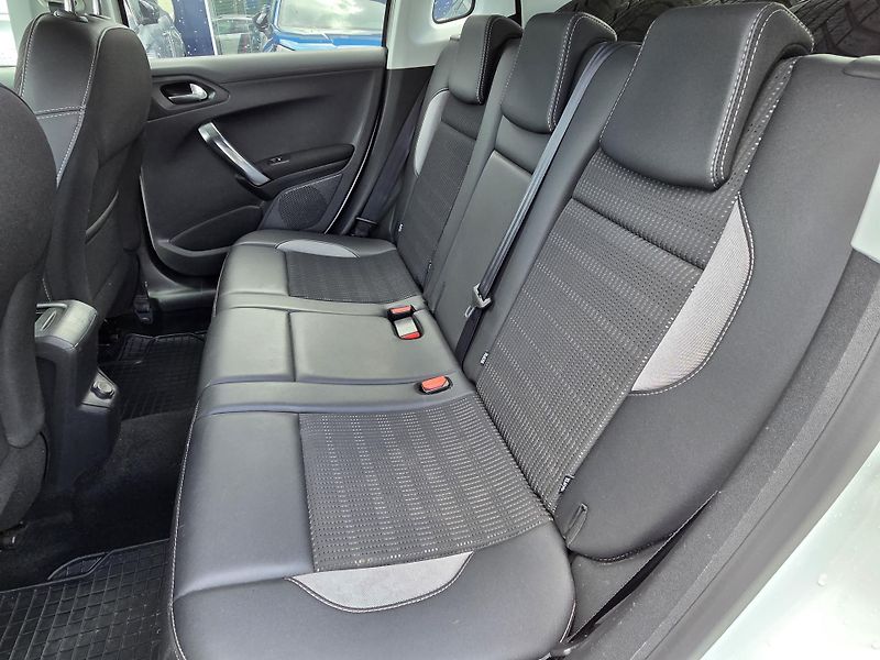 Peugeot 2008 (2016) 1.2 PT 110 ALLURE MAN 5 - fotka 10 z 29