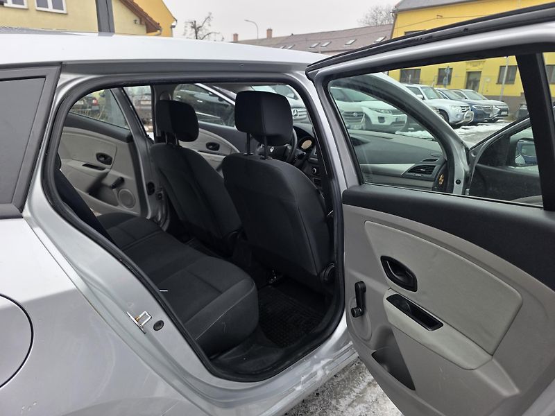 Renault Mégane 1.6 i Parkovací senzory  - fotka 17 z 20