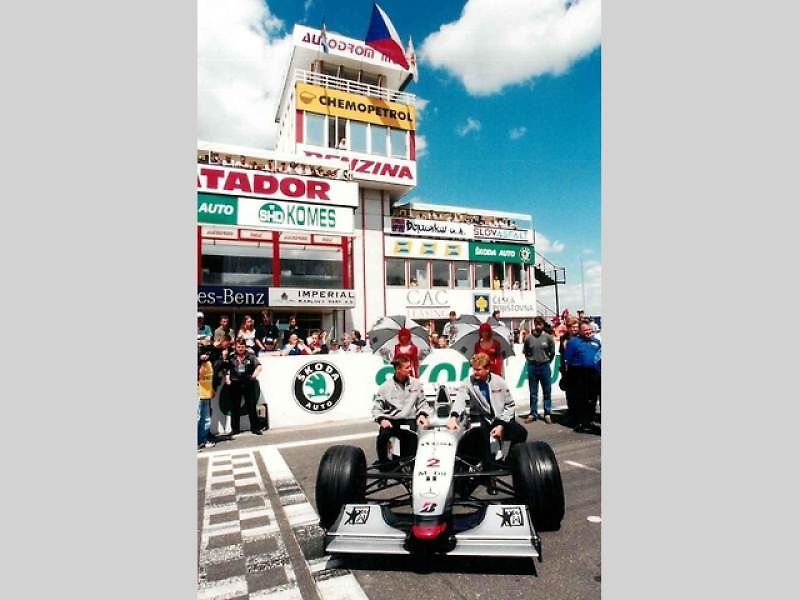 David Coulthard se v červnu roku 1999 stal čestným patronem Autodromu Most. Na snímku je rpři setkání s fanoušky.