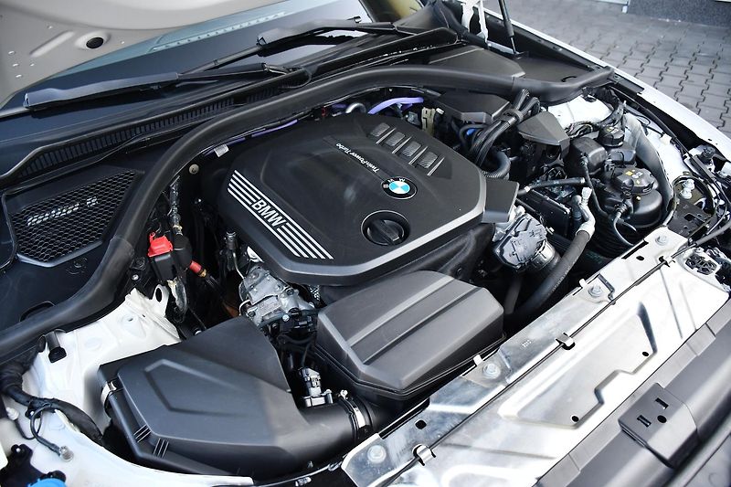 BMW Řada 3 320d xDrive M-SPORT ČR 1.M - fotka 49 z 51