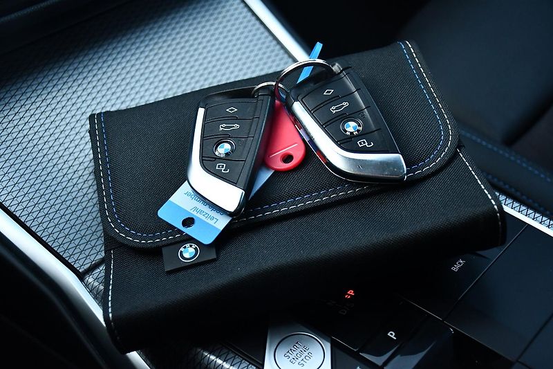 BMW Řada 3 320d xDrive M-SPORT ČR 1.M - fotka 36 z 51