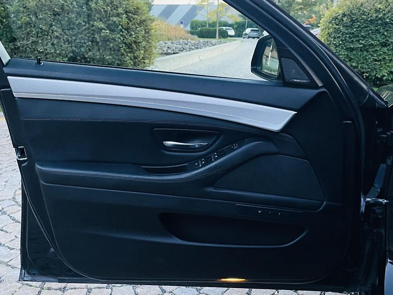 BMW Řada 5 530D AUT XDRIVE TAŽNÉ M-PAKET - fotka 33 z 48