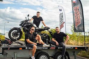 Unikátní trenažér pro trénink jízdy po zadním kole, známý jako Wheelie Machine, má své evropské zázemí v Karlovarském kraji.