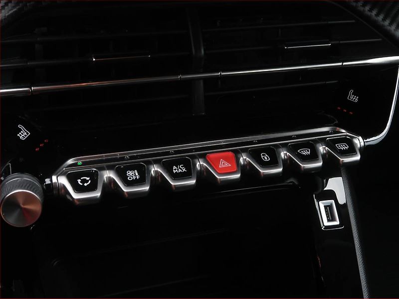 Peugeot 2008 (2021) 1.2 PureTech, ČR,1.maj - fotka 16 z 17