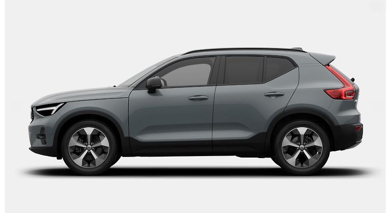 Volvo XC40 (2026) B4 ULTRA DARK AUT - fotka 2 z 12