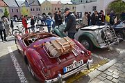 Automobiloví a motocykloví veteráni se vydali v neděli na tradiční jízdu Ze zámku na hrad. Start byl na Horním náměstí v Přerově, kde si lidé užili bohatý program.
