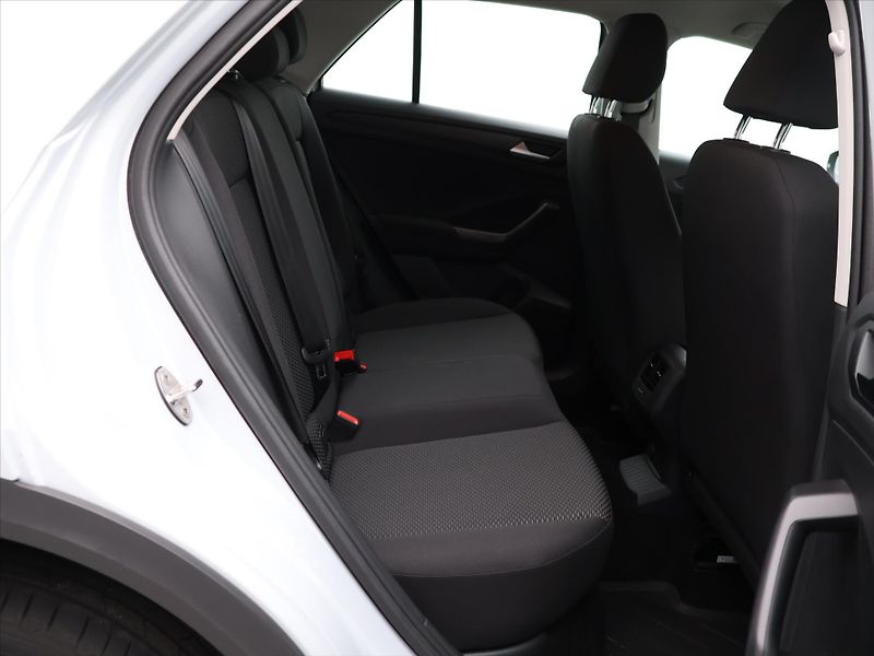 Volkswagen T-Roc 1,5 TSI 110 kW Aut.Klima 1.Maj - fotka 12 z 29