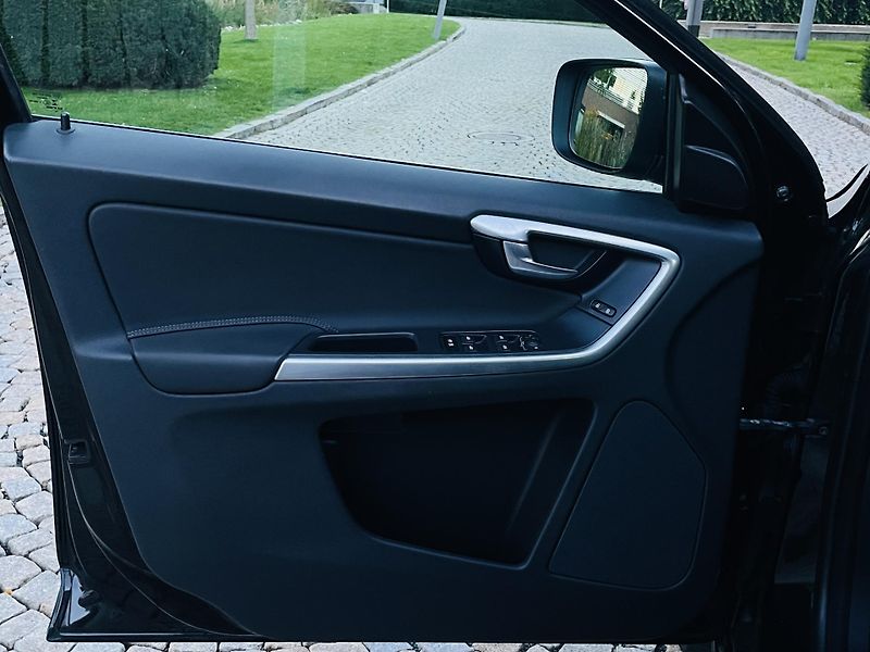 Volvo XC60 2.0D 5VÁLEC AUT TAŽNÉ VÝHŘEV - fotka 32 z 43