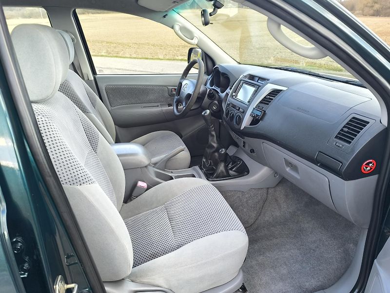 Toyota Hilux (2007) 2.5 D-4D SERVISNÍ KN,DOL KM - fotka 14 z 45