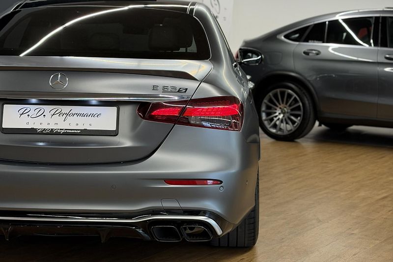 Mercedes-Benz Třídy E (2021) E 63s AMG 4Matic+ V8 Biturbo - fotka 34 z 124