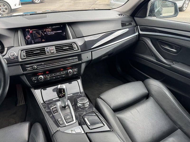 BMW Řada 5 (2014) 530d xDrive - fotka 15 z 32
