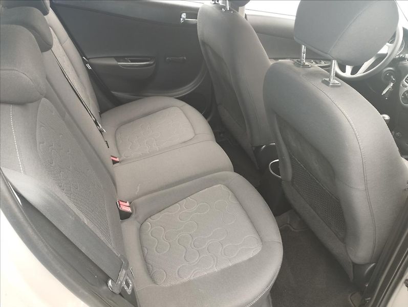 Hyundai i20 1,3 57 KW 1.MAjitelka ČR - fotka 9 z 15