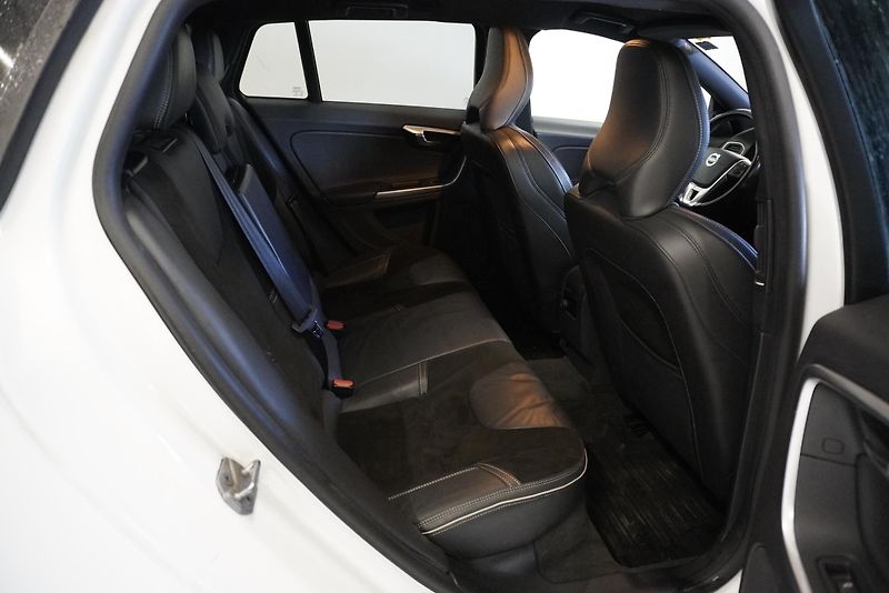 Volvo V60  2,0 T4 R-DESIGN AUTOMAT - fotka 26 z 33