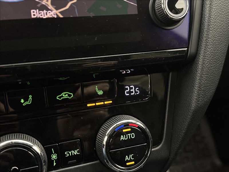 Škoda Octavia 2,0 LED STYLE NAVI KEYLESS CZ - fotka 27 z 42