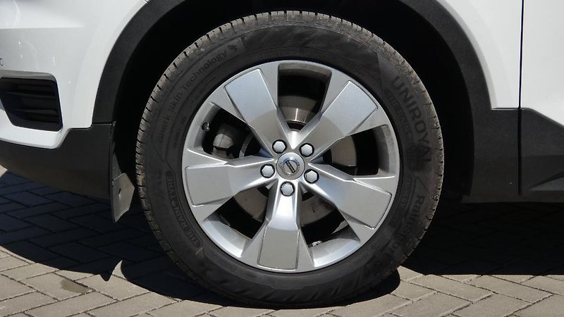 Volvo XC40 B4 mHEV AWD aut. Momentum Pro - fotka 21 z 22