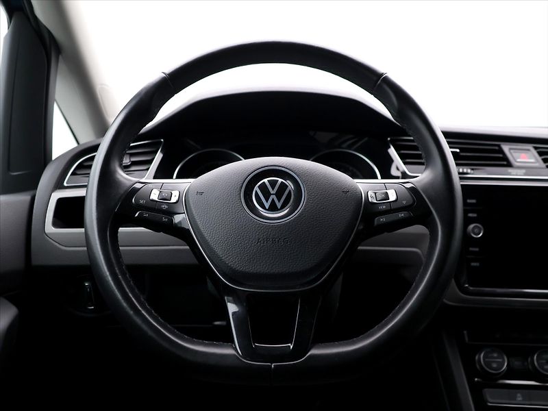 Volkswagen Touran 1,5 TSI 110kW DSG Matrix DPH - fotka 16 z 34