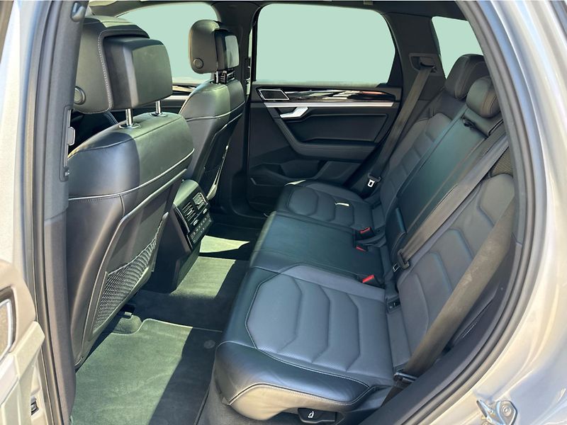 Volkswagen Touareg 3,0TDi 210kW R-line - fotka 12 z 23