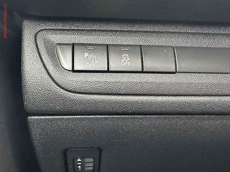 Peugeot 2008 (2017) 1.2 PT - fotka 18 z 19