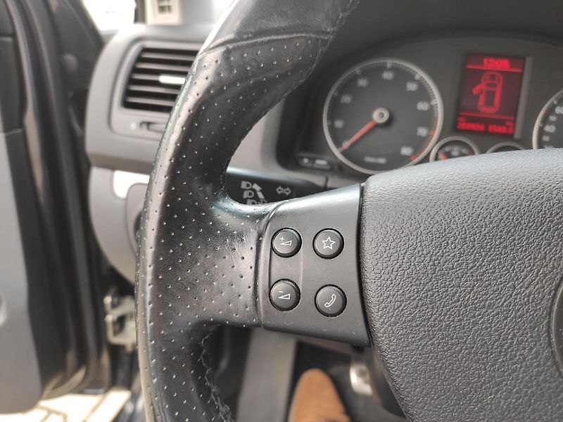 Volkswagen Golf (2008) R LINE 1.4 TSI 90 kW MAN6 - fotka 31 z 33