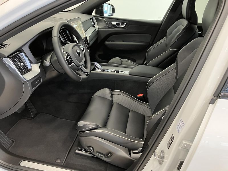 Volvo XC60 T6 AWD Black Edition Plus AT8 - fotka 14 z 47