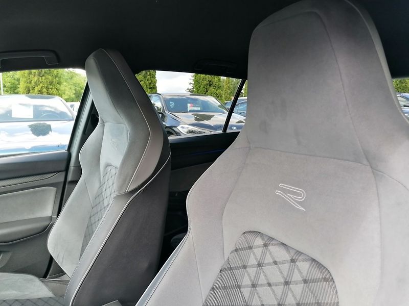Volkswagen Golf (2022) 1.5 TSi R-LINE IQ-Drive - fotka 10 z 29