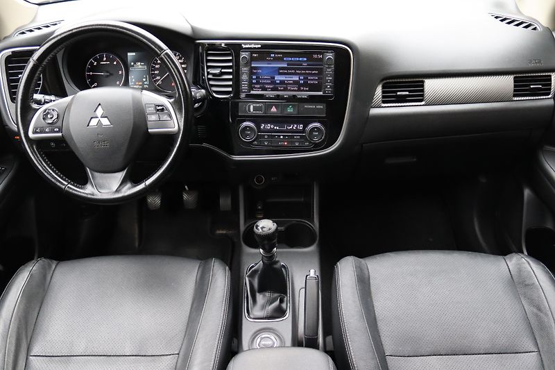 Mitsubishi Outlander 2.2DI-D 4X4 7 MÍST 110kW - fotka 37 z 50