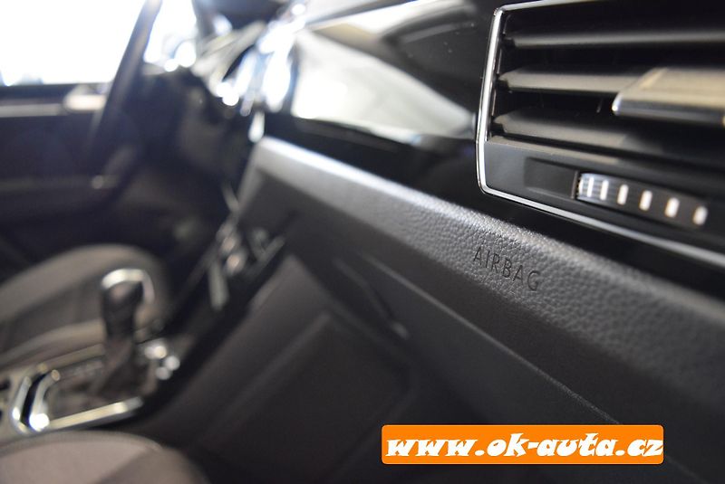 Volkswagen Touran 2.0 TDI HIGH. 7 MÍST 61 000 KM - fotka 30 z 52