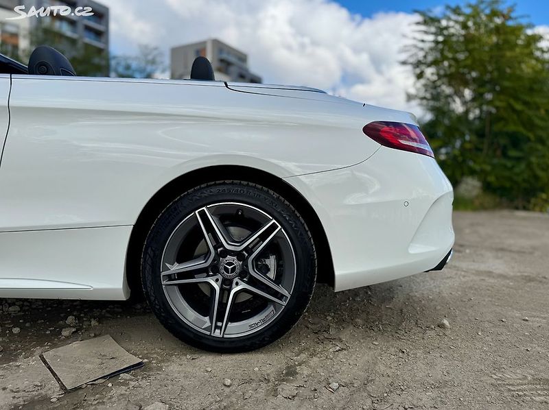 Mercedes-Benz Třídy C CABRIO 300d AMG - fotka 34 z 49
