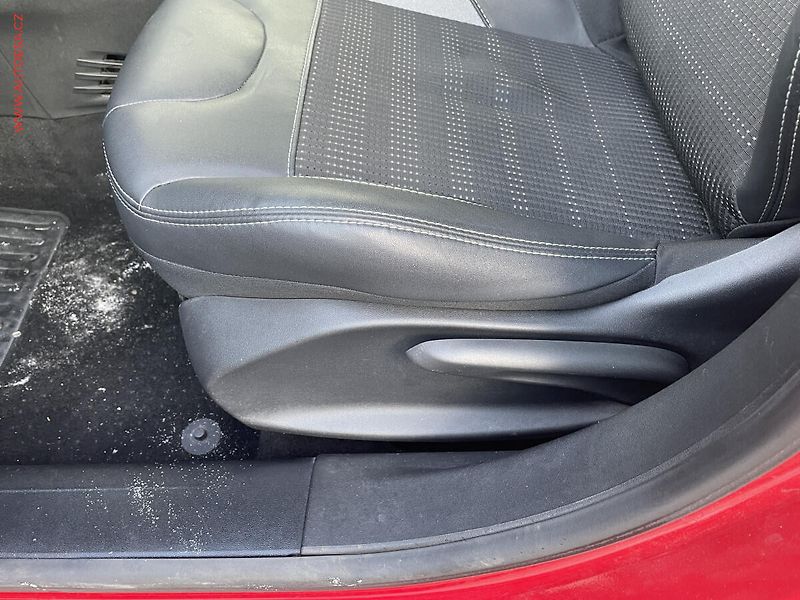 Peugeot 2008 (2018) 1.2 PT, Allure, AT, panor - fotka 18 z 18