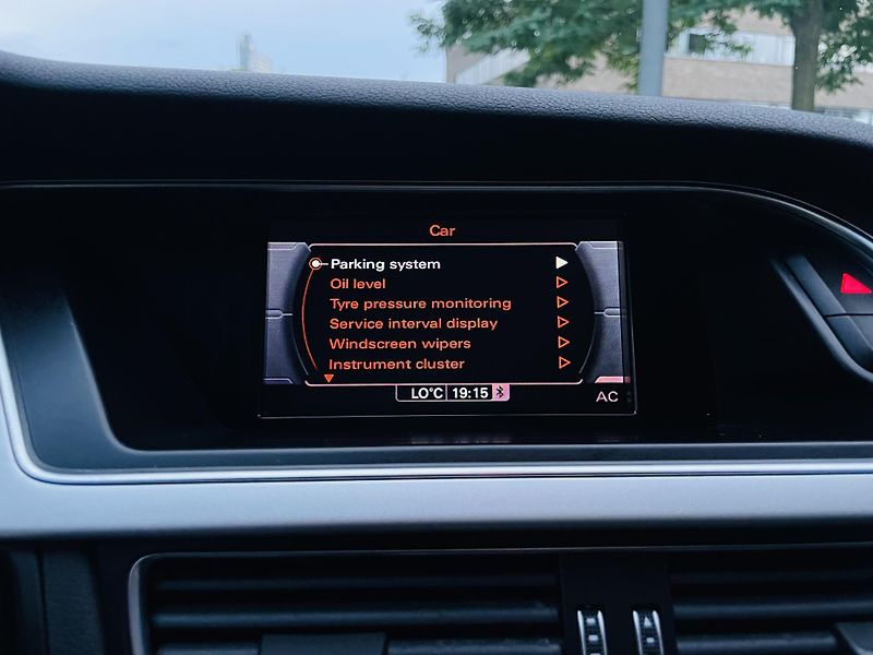 Audi A4 2.0TDI MAN 1MAJITEL VÝHŘEV LED - fotka 37 z 42