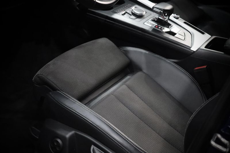Audi A4 2.0 TFSI ultra 140 kW S line - fotka 19 z 49