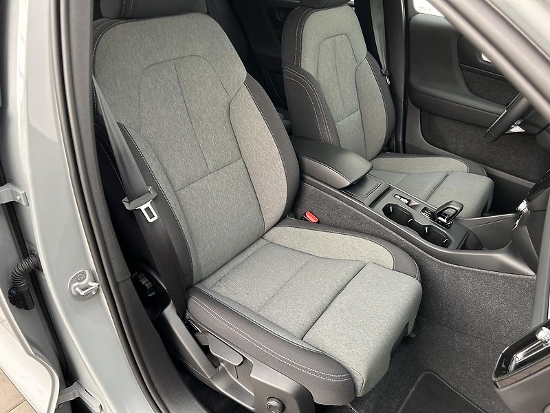 Volvo XC40 2.0 B3 CORE - fotka 13 z 28