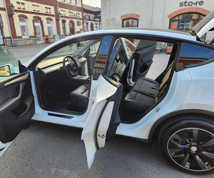 Tesla Model Y (2021) TEPELKO*ZÁRUKA*TAŽNÉ*AWD* - fotka 9 z 45