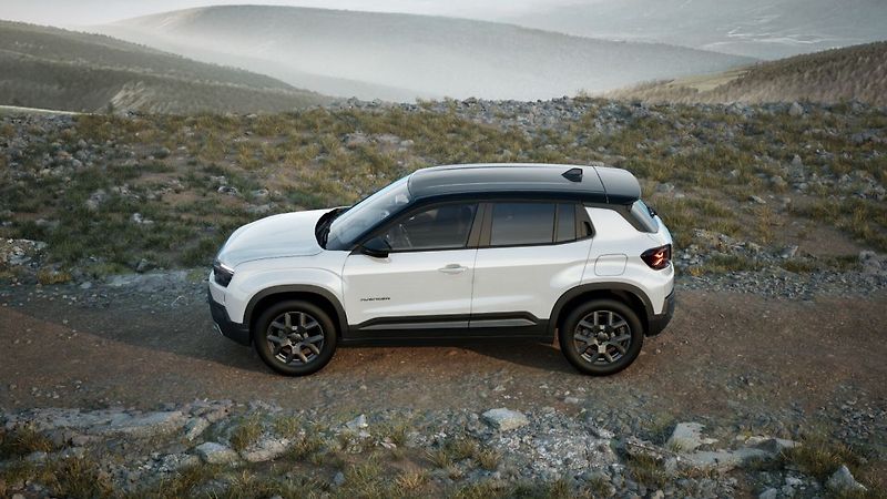 Jeep Avenger (2026) Altitude 1.2 Turbo e-Hybrid 11 - fotka 3 z 8