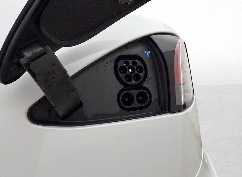 Tesla Model S LR AWD Vzduch Pano. Kam Yoke - fotka 31 z 35