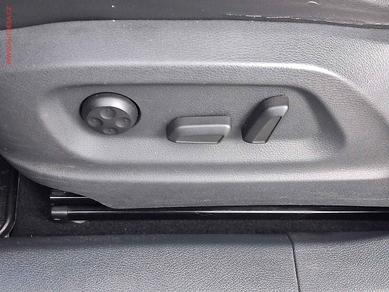Volkswagen Tiguan (2009) 2.0 TDi 4x4, AC, xenon, navi - fotka 12 z 17