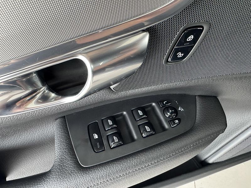 Volvo V90 T6 AWD*Recharge*KeyLess*Tažné - fotka 29 z 37