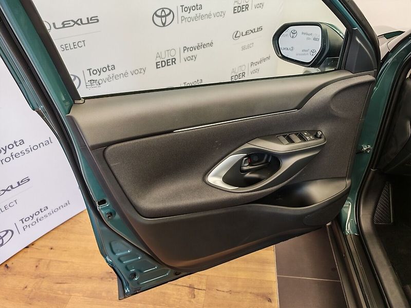Toyota Yaris Cross 1.5 Hybrid ( 115k ) e-CVT 4x2 - fotka 17 z 33