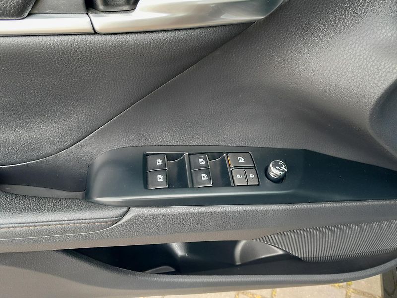 Toyota Camry (2020) XLE 3,6V6 1.maj. ČR  - fotka 18 z 41