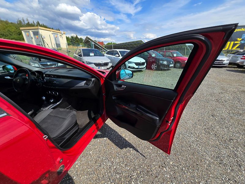 Alfa Romeo Giulietta (2011) 1.4T Exclusive - fotka 19 z 22