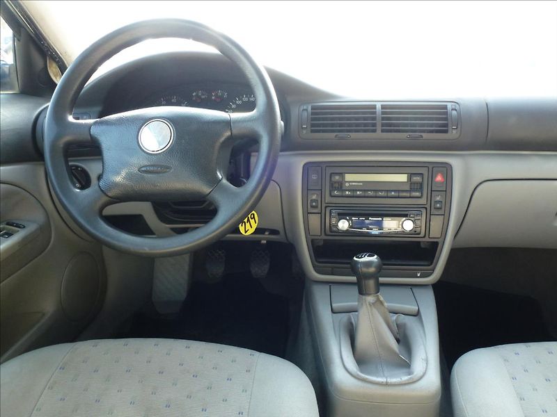 Volkswagen Passat 1,6 Bez dokladů !!! na ND - fotka 26 z 47
