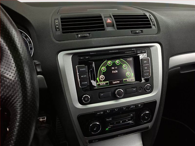 Škoda Octavia (2010) RS 2.0 TSI, Navi, Xenony - fotka 12 z 17