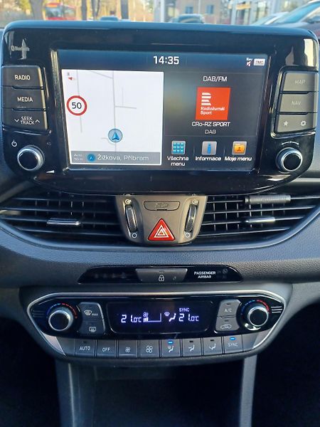 Hyundai i30 1.0 T-GDI 88kW Čr - fotka 13 z 18